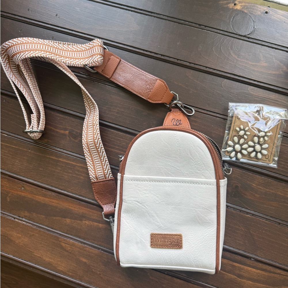 NWOT Wrangler White and Brown Crossbody/Sling with Leather Accents
